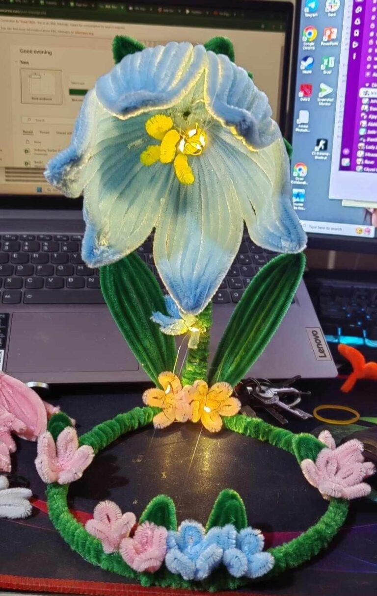Fuzzy wire flower lamp